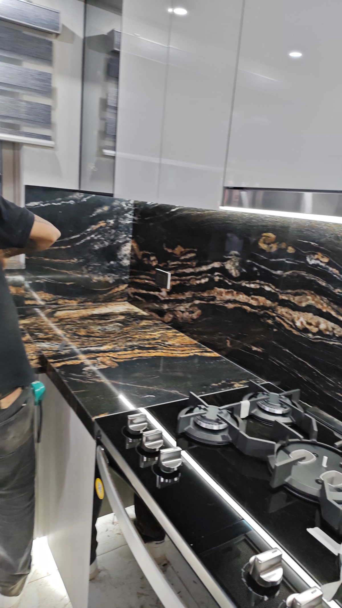Instalación de cubierta de granito negro con veta dorada en una cocina integral