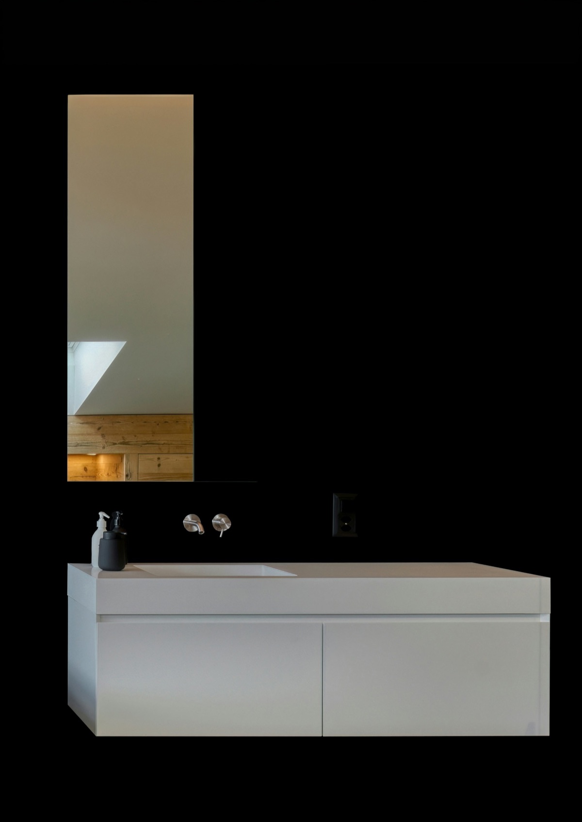 Baño moderno con mueble de lavabo flotante y espejo vertical